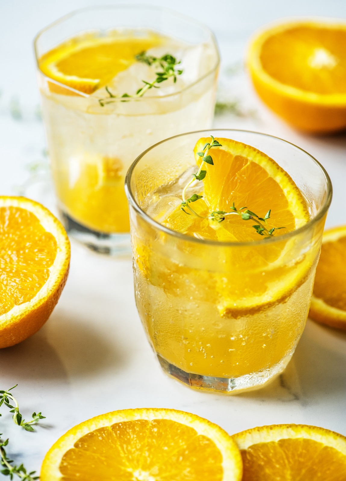 Dos vasos de refresco de naranja con hielo y rodajas de fruta, la categoría de uno de los casos publicados